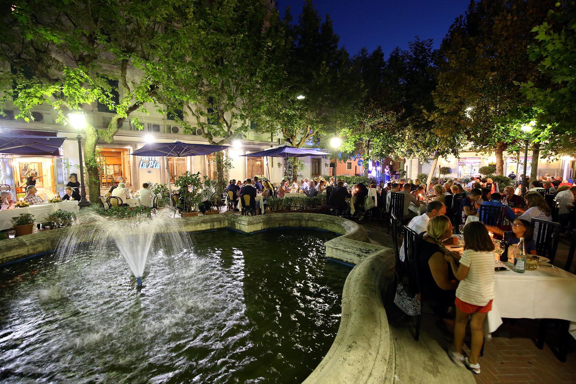 Tavole apparecchiate attorno alla fontana di piazza 7 Settembre, “cuore” della Cena sotto le stelle (Foto Nucci)