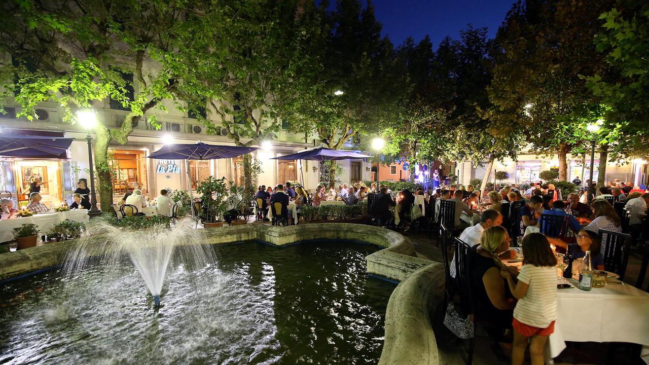 Tavole apparecchiate attorno alla fontana di piazza 7 Settembre, “cuore” della Cena sotto le stelle (Foto Nucci)