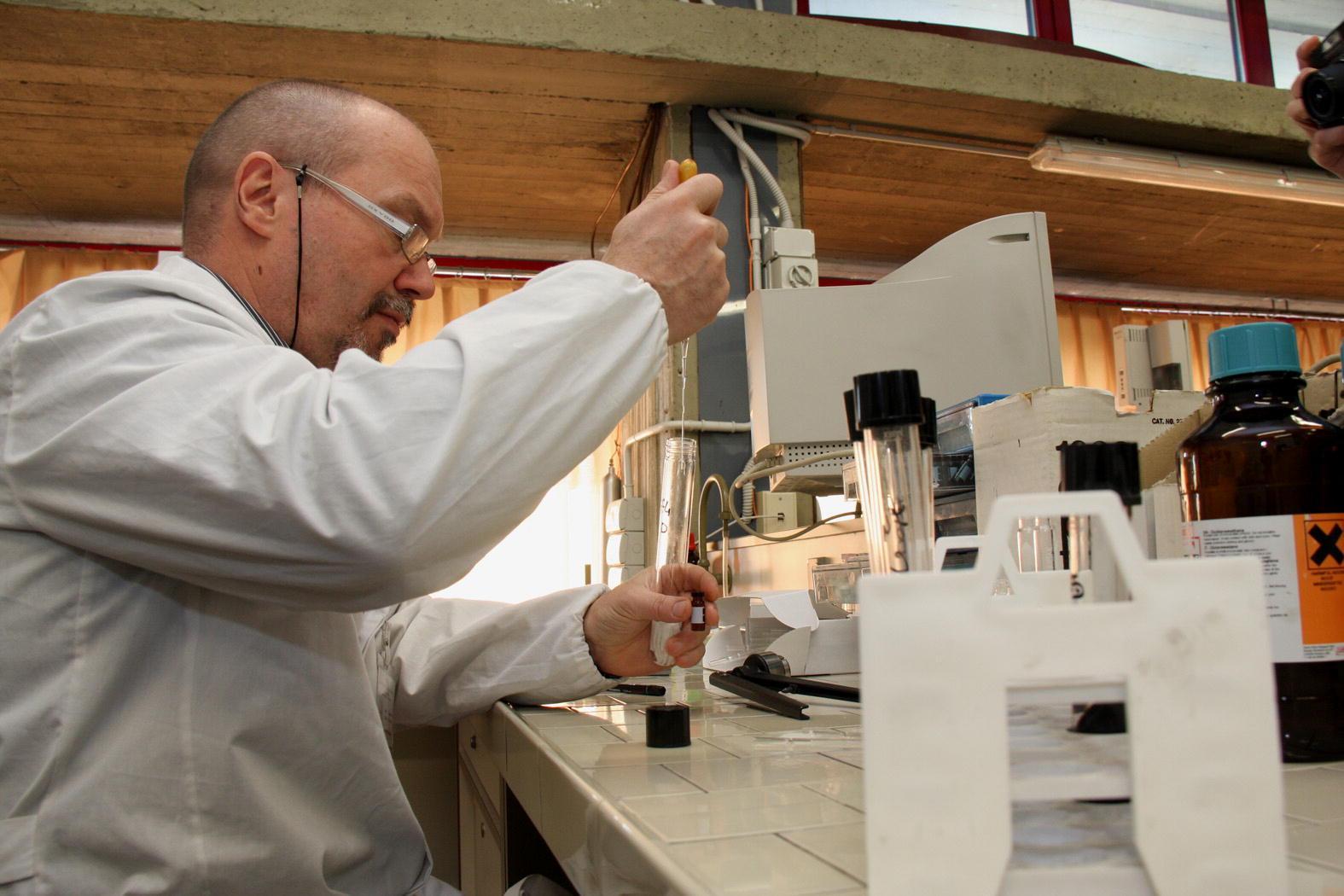 Un tecnico al lavoro nel laboratorio del Buzzi (foto Batavia)