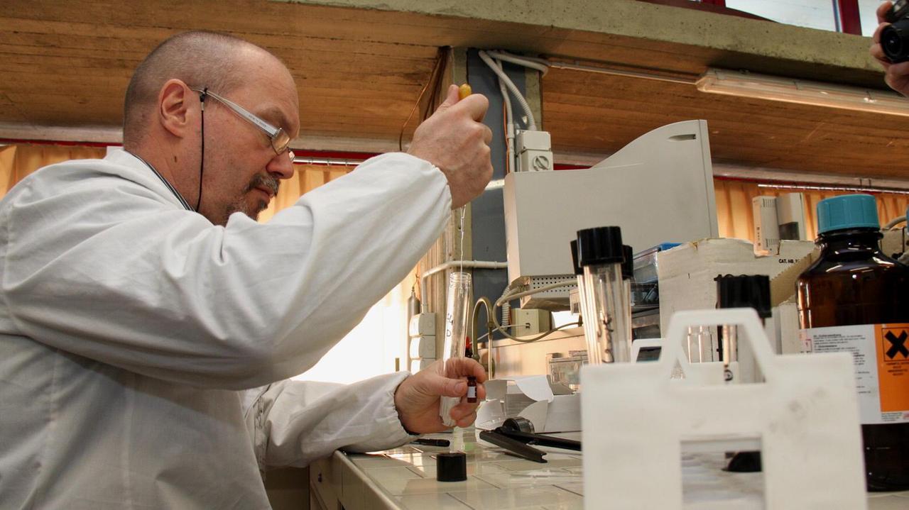 Un tecnico al lavoro nel laboratorio del Buzzi (foto Batavia)