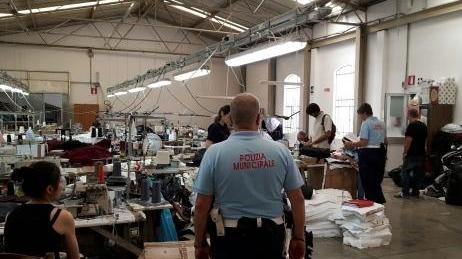 Nella confezione quindici operai lavoravano a nero
