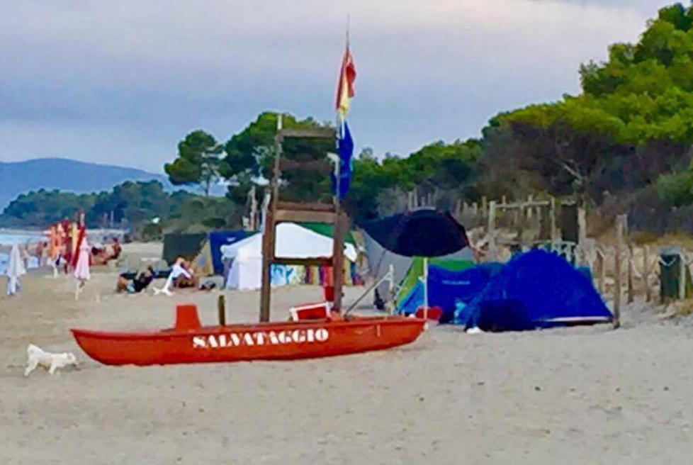 Anche sulla Costa Est campeggio abusivo sulla spiaggia