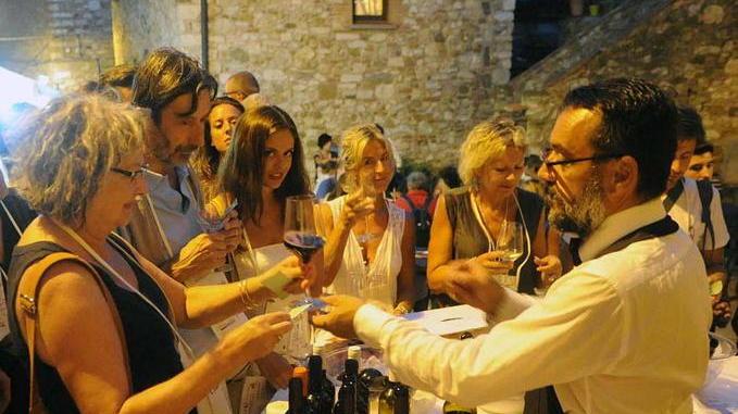 “Calici di stelle”, una notte magica nel borgo di Suvereto