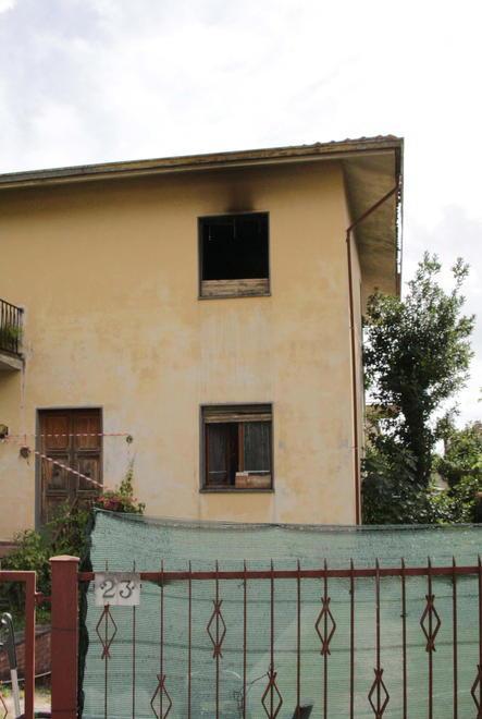 A fuoco una casa, madre e figlia si mettono in salvo 