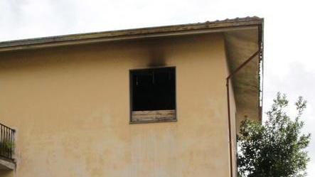 A fuoco una casa, madre e figlia si mettono in salvo