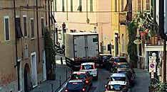 Ingorgo di oltre 40 minuti in via Ulivi 
