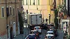 Ingorgo di oltre 40 minuti in via Ulivi