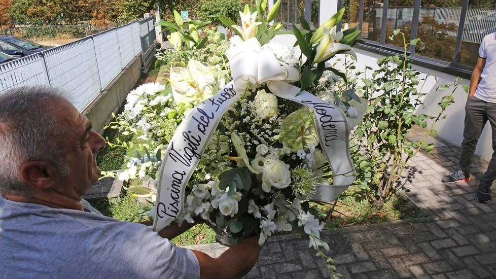 Mamma e papà riabbracciano il figlio
