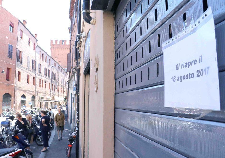 Il centro aperto per ferie ma tante serrande sono giù 
