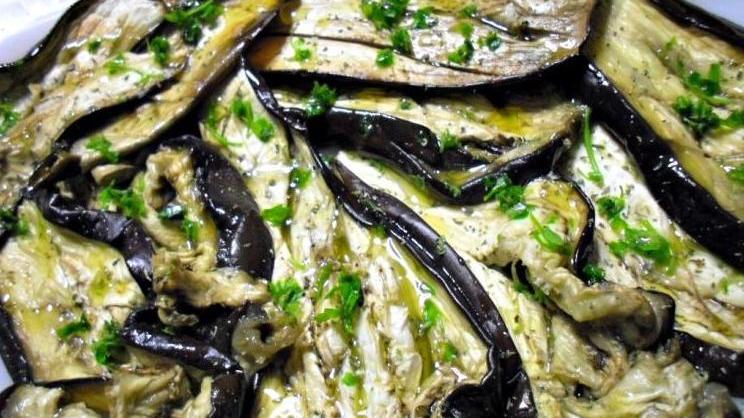 Le melanzane al forno con aglio e peperoncino
