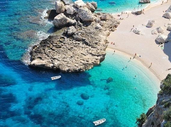 Cala Mariolu, il pontile della propaganda 