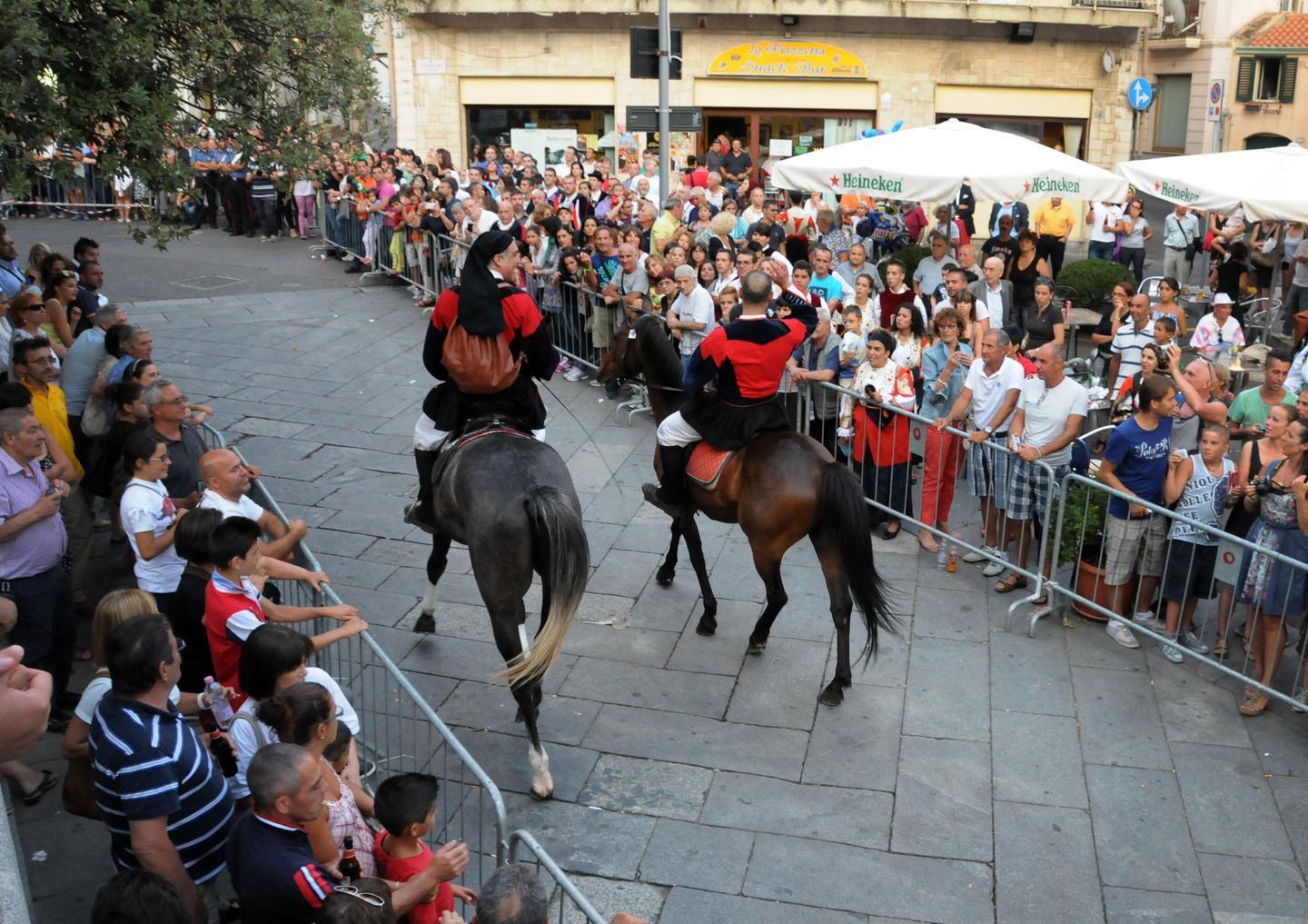 Lo spettacolo dei cavalieri in viale Costituzione