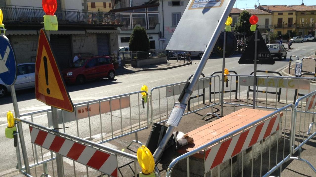La pensilina dell'autobus distrutta (foto Claudio Batavia)