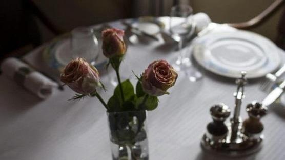 Una tavola apparecchiata in un ristorante di lusso (foto d'archivio)