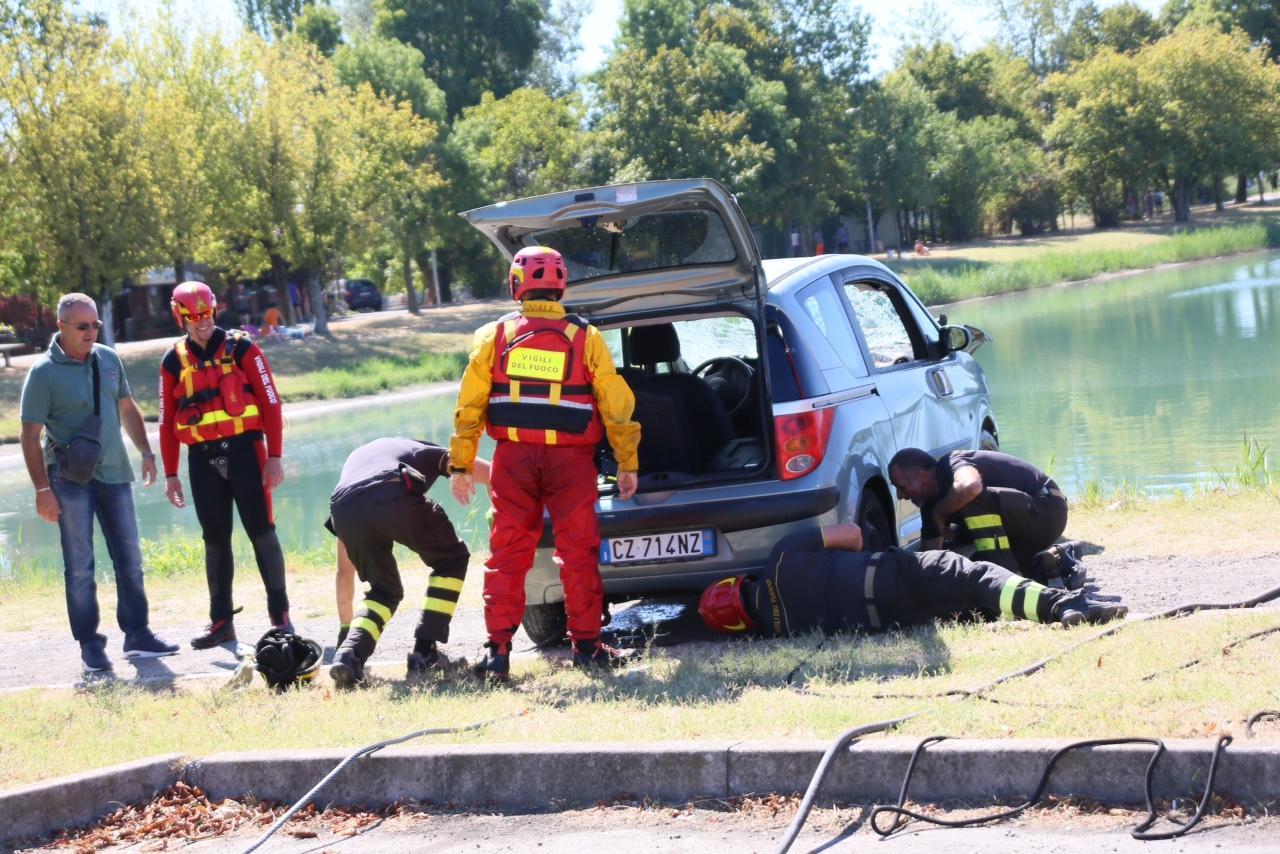 Il recupero dell'auto dal laghetto Foto: Benito Benevento