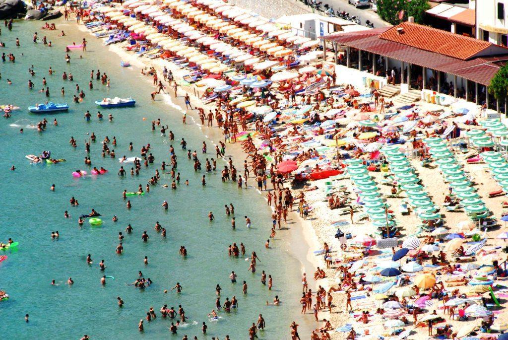 La spiaggia di Cavoli piena di turisti (foto d'archivio)
