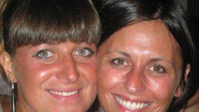 Lisa Ciullo Donati (a destra) insieme all'amica Valentina Parentini, quest'ultima morta nel 2011