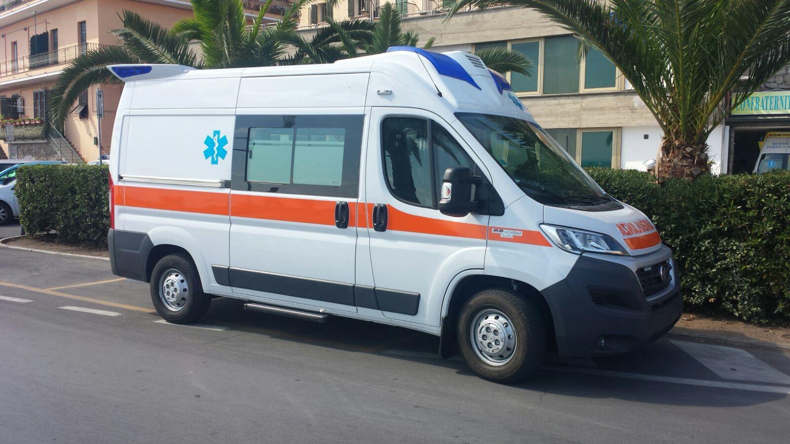 Un'ambulanza (foto d'archivio)