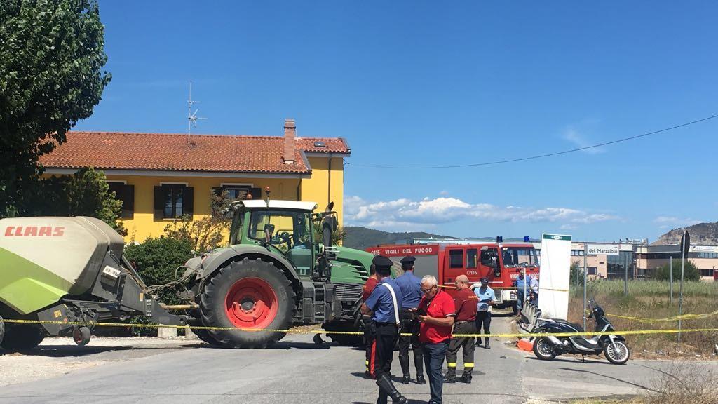 Il trattore coinvolto nello spaventoso incidente (foto Muzzi/Malasoma)