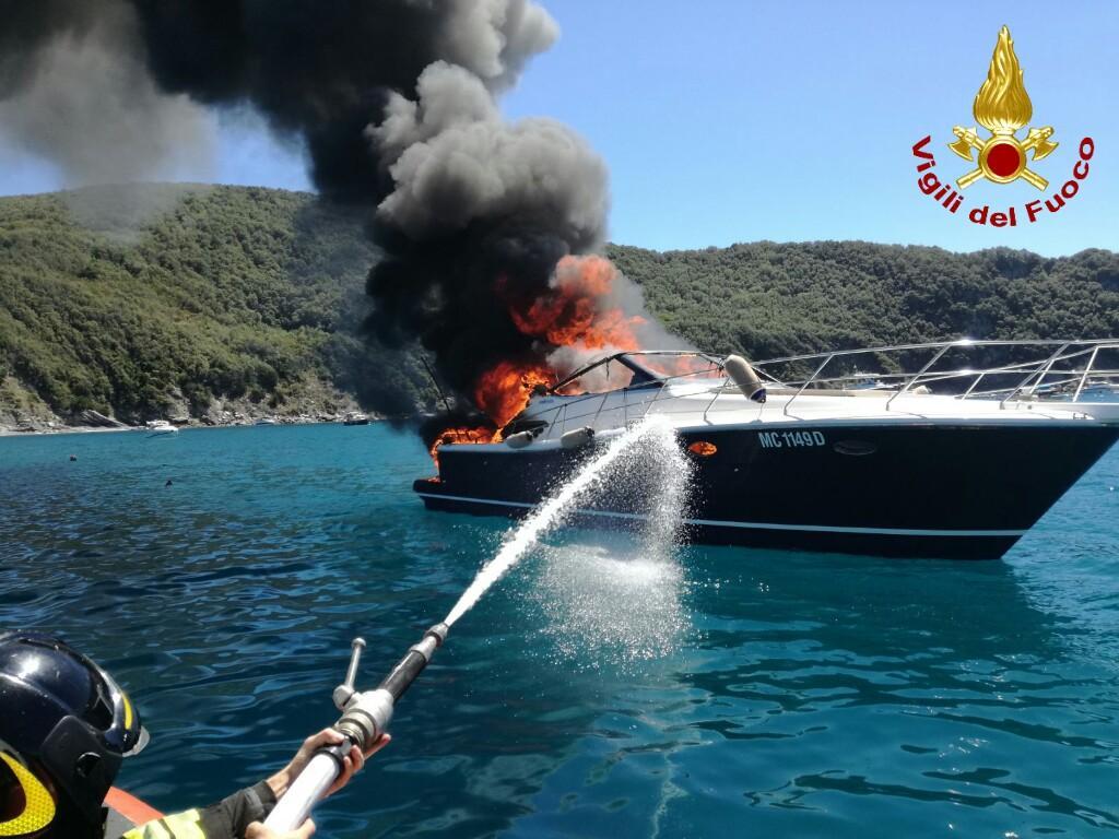 Il motoscafo avvolto dalle fiamme