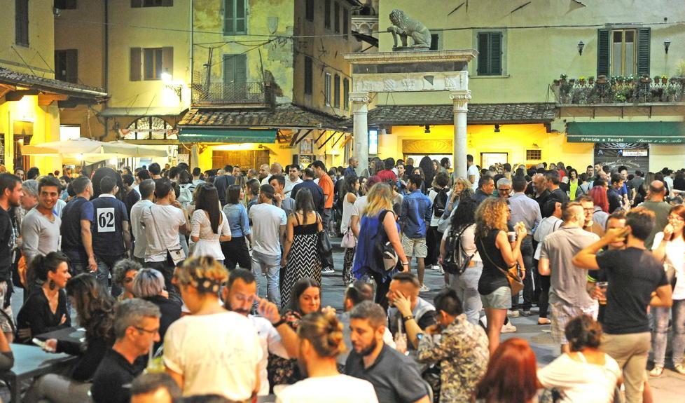 Pistoia, spray al peperoncino fra gli avventori: fuggi fuggi sulla Sala 