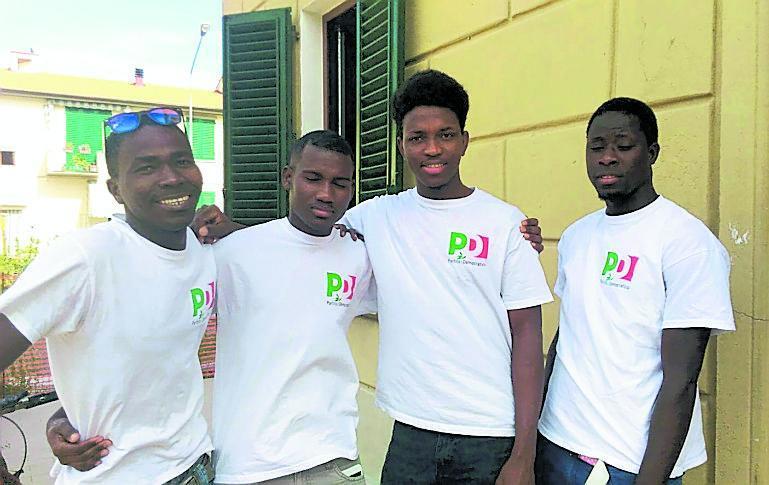 Quattro dei giovani profughi impegnati alla Festa dell’Unità di Certaldo