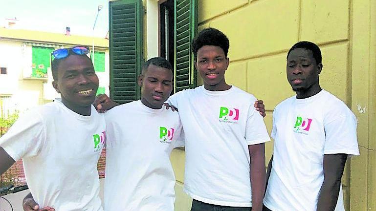 Quattro dei giovani profughi impegnati alla Festa dell’Unità di Certaldo