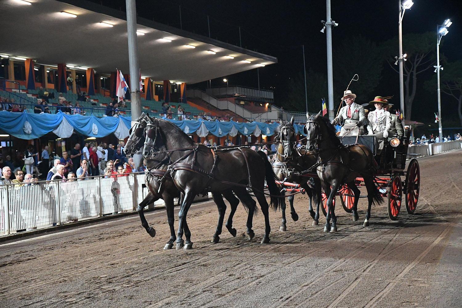 Silla pista del Sesana sfilano le carrozze di "Incanto Liberty" (Foto Rosellini)
