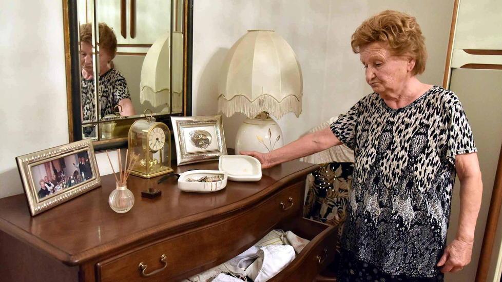 Lo sconforto dell’anziana davanti al cofanetto che conteneva i gioielli (foto Agenzia Carlo Sestini)