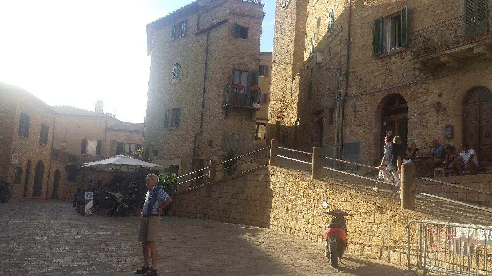 Uno scorcio di piazza del Popolo a Casale Marittimo