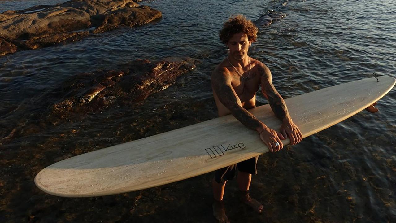 Il campione di surf Marco Pistidda con una tavola Kire