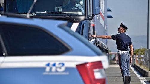 Sicilia, pirati della strada tranciano un braccio a un pedone in autostrada 