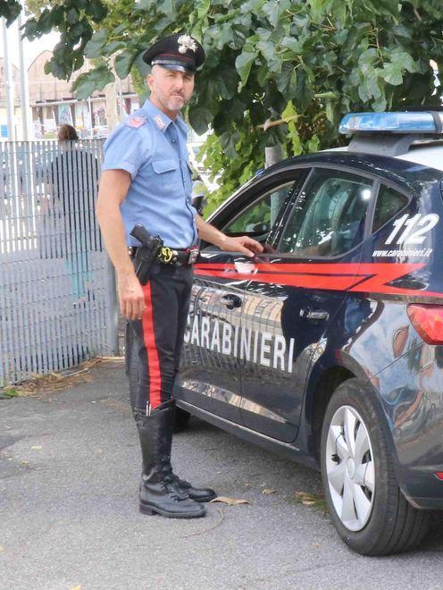 Lo aggrediscono per avere i soldi 