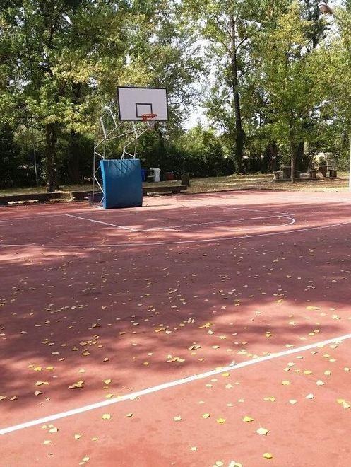 Campo da basket al parco Enza 