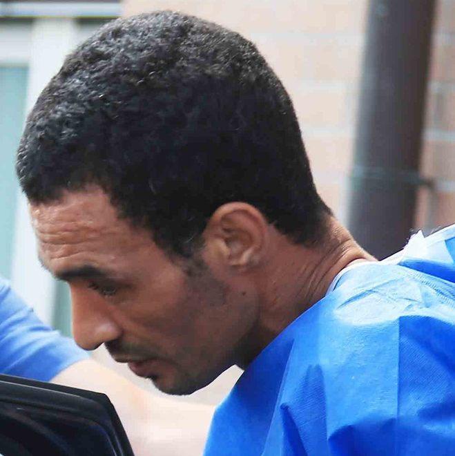 Il 38enne smentito dalle immagini-shock Tiene per la testa la donna e la sfregia