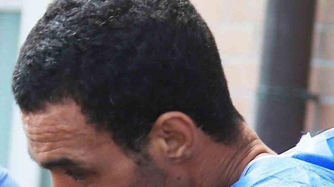 Il 38enne smentito dalle immagini-shock Tiene per la testa la donna e la sfregia