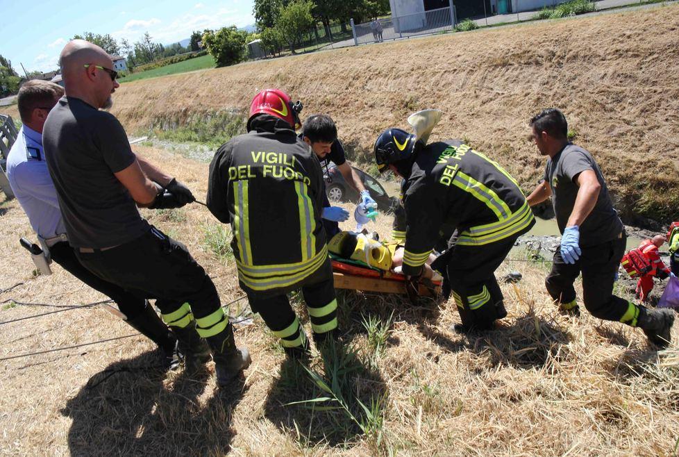 Auto vola nel canale, 20enne gravissimo 