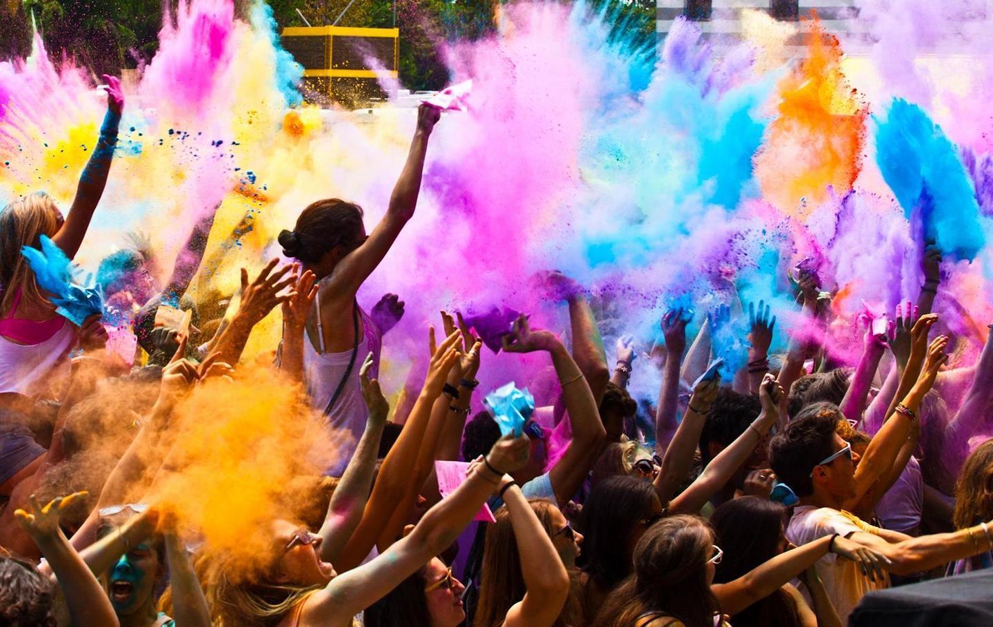 Domani la festa dei colori arriva alla Maddalena 