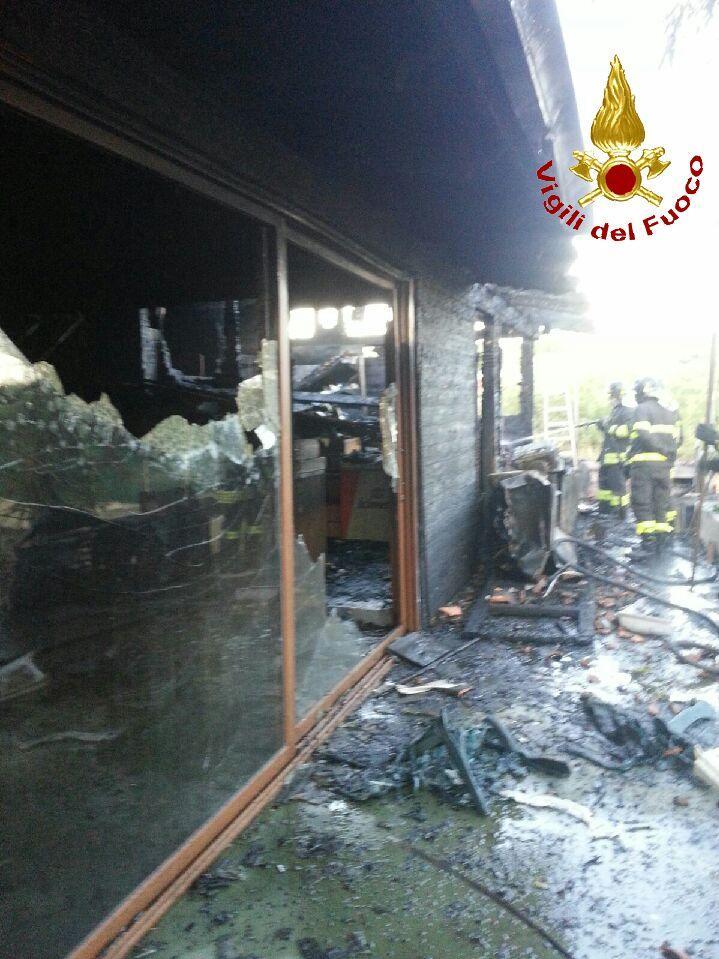 Il chiosco distrutto dalle fiamme