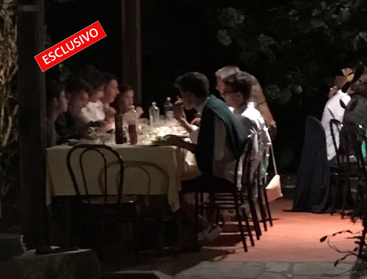 Renzi e Mallegni al tavolo sotto il gazebo della Cantina di Strettoia (foto Ciurca)