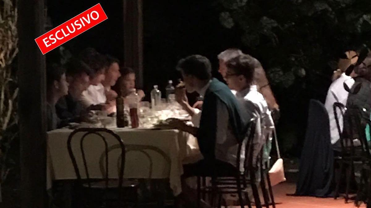 Renzi e Mallegni al tavolo sotto il gazebo della Cantina di Strettoia (foto Ciurca)
