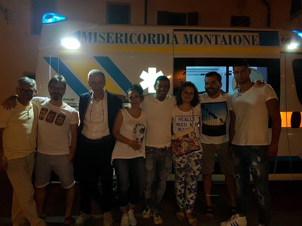 Un gruppo di volontari con il nuovo mezzo