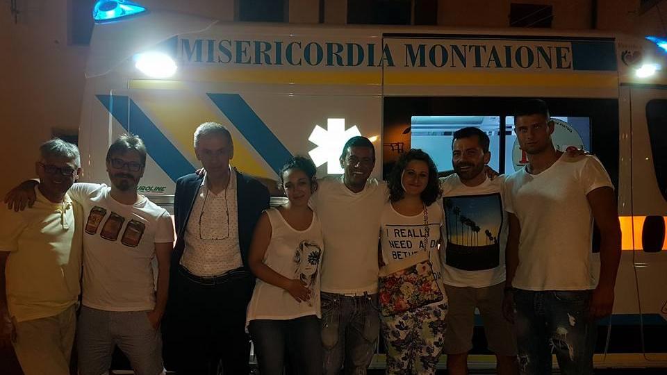 Un gruppo di volontari con il nuovo mezzo