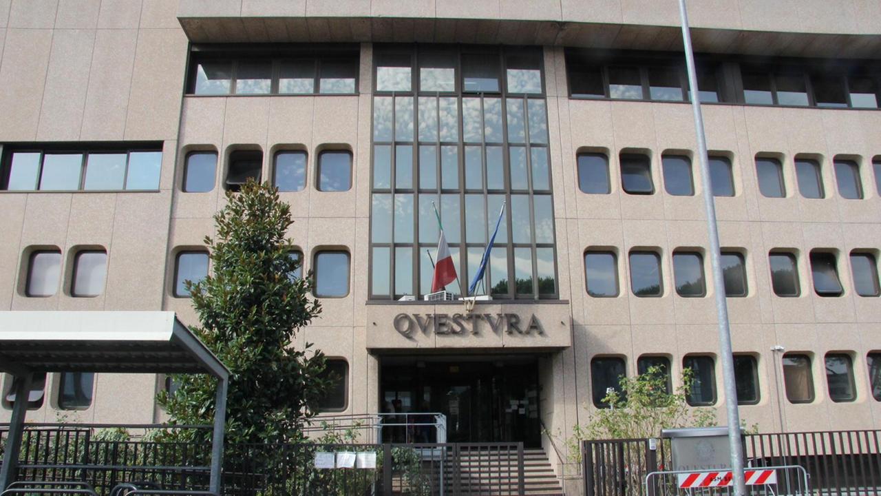 La questura di Prato (foto d'archivio)