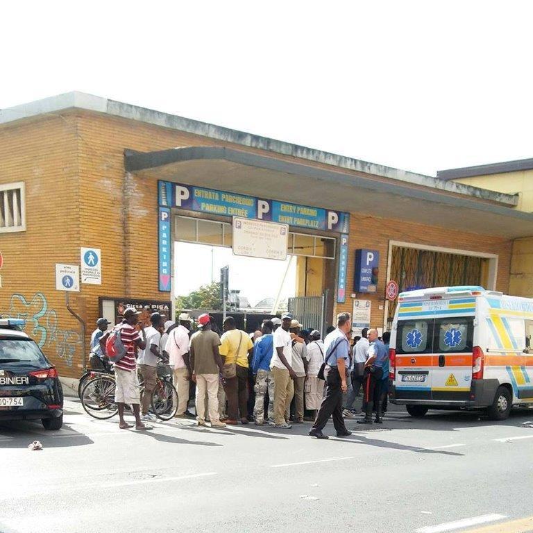 Un gruppo di venditori fermi in via Vecchia di Barbaricina poco dopo gli scontri di venerdì scorso 