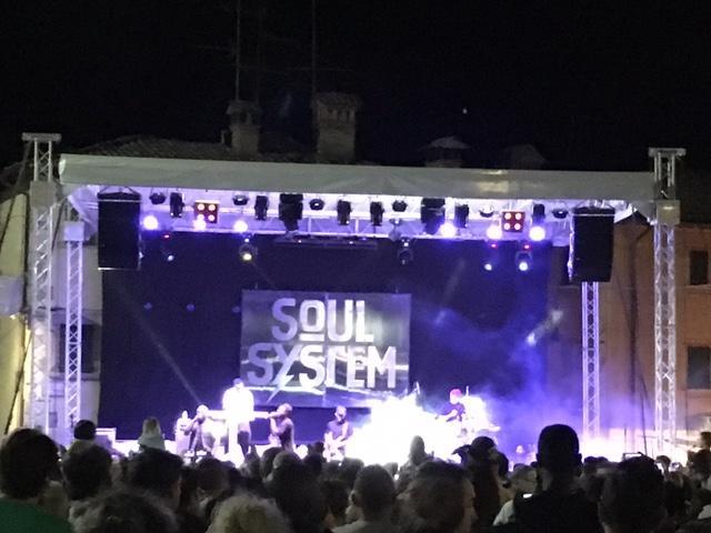 I Soul System durante il concerto di domenica sera in piazza a Pavullo per la festa Aseop