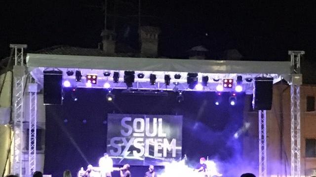 I Soul System durante il concerto di domenica sera in piazza a Pavullo per la festa Aseop