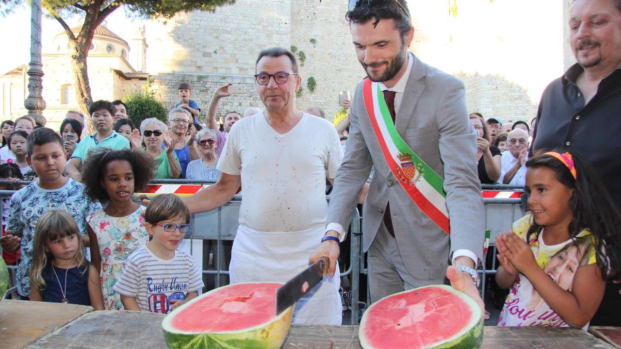 Il sindaco Matteo Biffoni taglia il cocomero durante la festa di mezza estate del 2016 (foto Batavia)