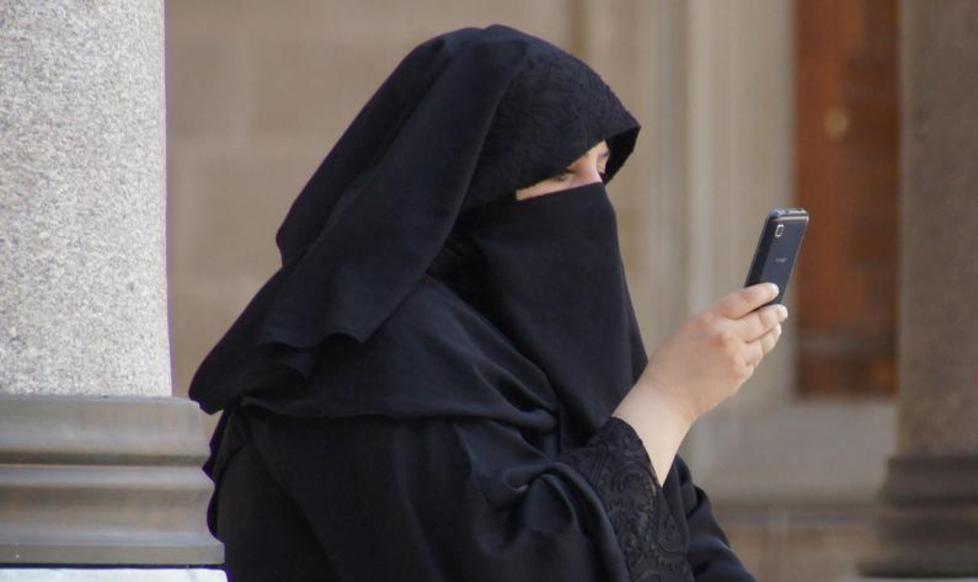 Donna musulmana multata perché usa il velo islamico 