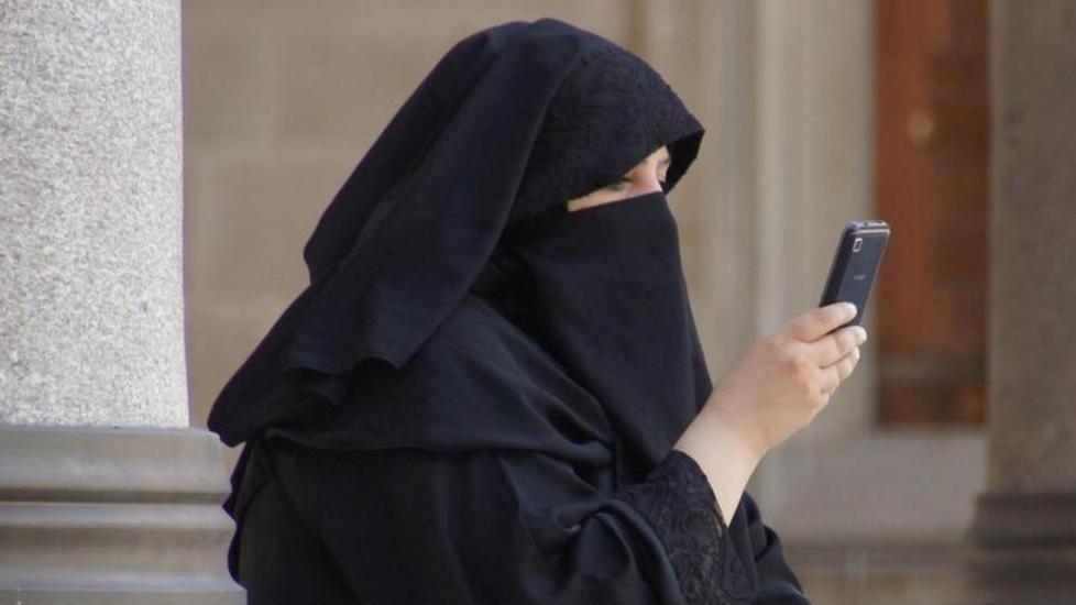 Donna musulmana multata perché usa il velo islamico